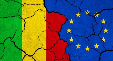 Çatlak yüzeyde Mali ve Avrupa Birliği bayrakları - politika, ilişki konsepti