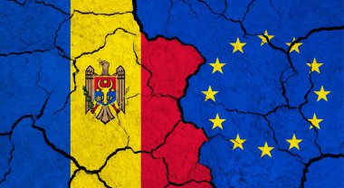 Kırık yüzeyde Moldova ve Avrupa Birliği bayrakları - siyaset ve ilişki kavramı
