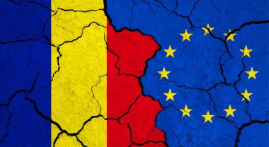 Kırık yüzeyde Romanya ve Avrupa Birliği bayrakları - siyaset ve ilişki kavramı