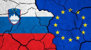 Kırık yüzeyde Slovenya ve Avrupa Birliği bayrakları - siyaset ve ilişki kavramı