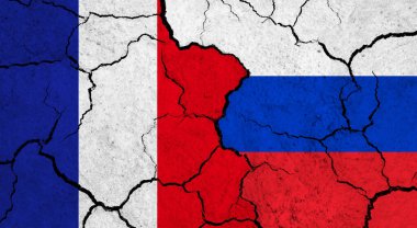 Kırık yüzey üzerinde Fransa ve Rusya 'nın bayrakları - politika, ilişki konsepti