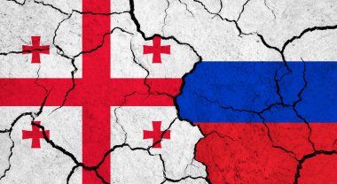 Çatlak yüzey üzerinde Gürcistan ve Rusya bayrakları - politika ve ilişki kavramı