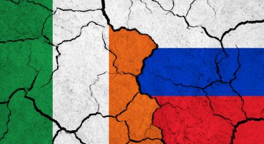 Kırık yüzey üzerinde İrlanda ve Rusya bayrakları - politika, ilişki konsepti