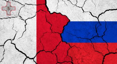 Çatlak yüzey üzerinde Malta ve Rusya 'nın bayrakları - politika, ilişki konsepti