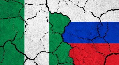 Kırık yüzey üzerinde Nijerya ve Rusya bayrakları - politika, ilişki konsepti