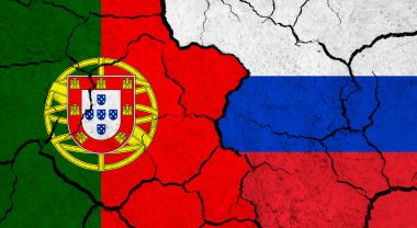 Çatlak yüzey üzerinde Portekiz ve Rusya 'nın bayrakları - politika, ilişki konsepti