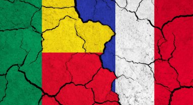 Kırık yüzey üzerine Benin ve Fransa bayrakları - politika, ilişki konsepti