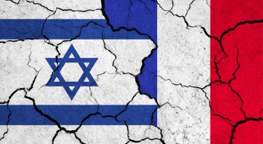 Kırık yüzey üzerinde İsrail ve Fransa bayrakları - politika ve ilişki kavramı
