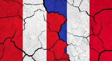 Çatlak yüzey üzerinde Peru ve Fransa bayrakları - politika, ilişki konsepti