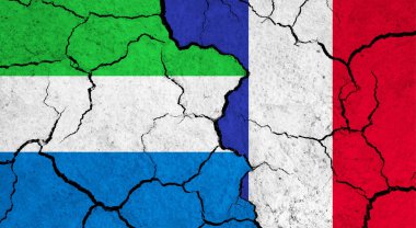 Sierra Leone ve Fransa 'nın bayrakları çatlak yüzeyde - politika, ilişki konsepti