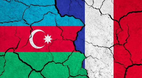 Vlaggen Van Azerbeidzjan Frankrijk Gebarsten Oppervlak Politiek Relatieconcept — Stockfoto