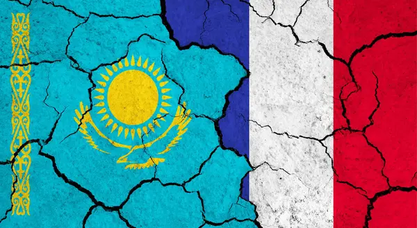 Vlaggen Van Kazachstan Frankrijk Gebarsten Oppervlak Politiek Relatieconcept — Stockfoto