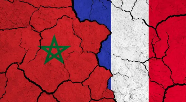 Flaggen Marokkos Und Frankreichs Auf Rissiger Oberfläche Politik Beziehungskonzept — Stockfoto