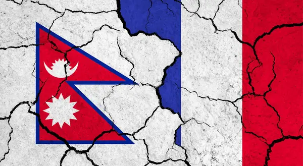 Σημαίες Του Νεπάλ Και Της Γαλλίας Ραγισμένη Επιφάνεια Πολιτική Έννοια — Φωτογραφία Αρχείου