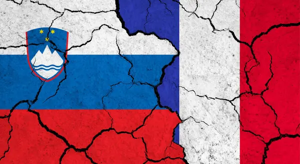 Sloveniens Och Frankrikes Flaggor Sprucken Yta Politik Relationsbegrepp — Stockfoto