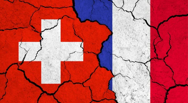 Flaggen Der Schweiz Und Frankreichs Auf Rissiger Oberfläche Politik Beziehungskonzept — Stockfoto