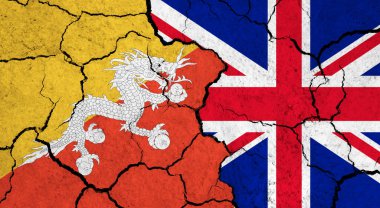 Çatlak yüzey üzerine Bhutan ve Birleşik Krallık bayrakları - politika, ilişki konsepti