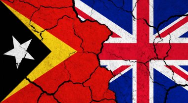 Çatlak yüzey üzerinde Doğu Timor ve Birleşik Krallık bayrakları - politika, ilişki konsepti