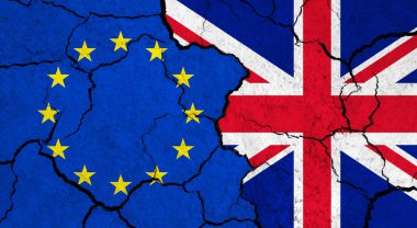 Kırık yüzey üzerinde Avrupa Birliği ve Birleşik Krallık bayrakları - politika, ilişki konsepti