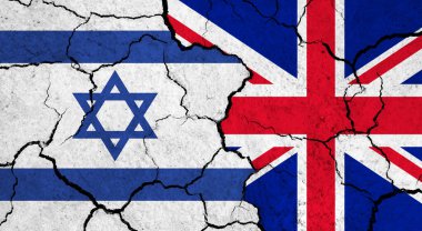 Kırık yüzey üzerinde İsrail ve Birleşik Krallık bayrakları - politika, ilişki konsepti