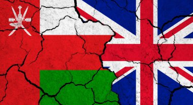 Çatlak yüzey üzerinde Umman ve Birleşik Krallık bayrakları - politika, ilişki konsepti