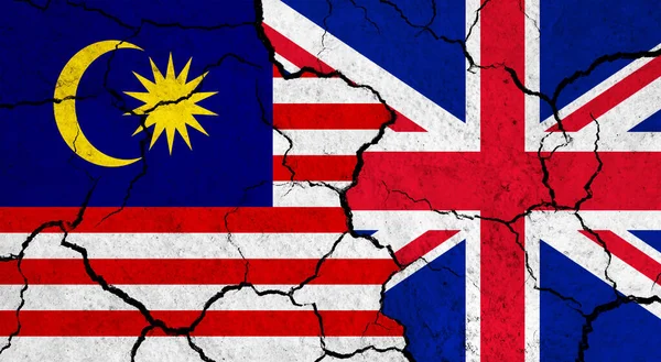 Флаги Малайзии Великобритании Треснувшей Поверхности Политика Концепция Отношений — стоковое фото