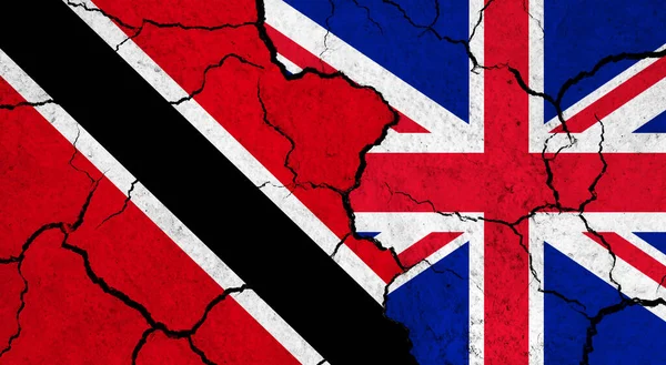 Çatlak Yüzey Üzerinde Trinidad Birleşik Krallık Bayrakları Politika Ilişki Konsepti — Stok fotoğraf