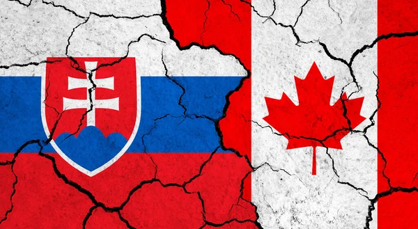 Flagi Słowacji Kanady Pękniętej Powierzchni Polityka Koncepcja Relacji — Zdjęcie stockowe