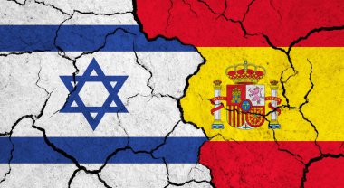 Kırık yüzey üzerinde İsrail ve İspanya bayrakları - politika ve ilişki kavramı