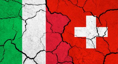 Çatlak yüzey üzerine İtalya ve İsviçre bayrakları - politika ve ilişki kavramı