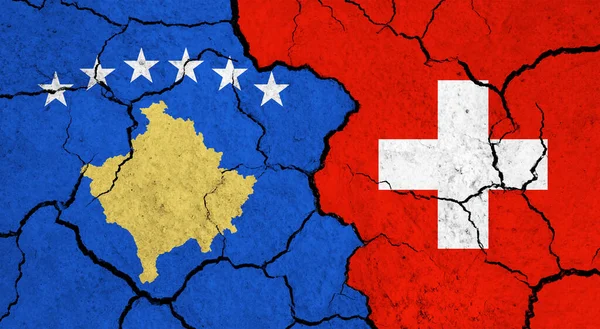 Kosova ve İsviçre 'nin bayrakları çatlak yüzey - siyaset ve ilişki kavramı