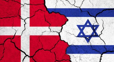 Çatlak yüzey üzerinde Danimarka ve İsrail bayrakları - politika, ilişki konsepti