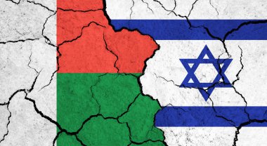 Çatlak yüzeyde Madagaskar ve İsrail bayrakları - politika, ilişki konsepti