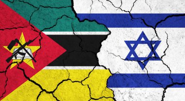 Çatlak yüzey üzerinde Mozambik ve İsrail bayrakları - politika, ilişki konsepti