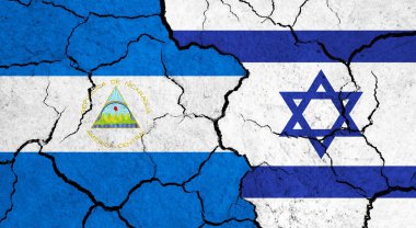 Kırık yüzey üzerinde Nikaragua ve İsrail bayrakları - politika, ilişki konsepti