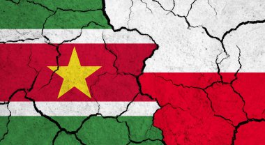 Kırık yüzeyde Surinam ve Polonya Bayrakları - politika, ilişki konsepti