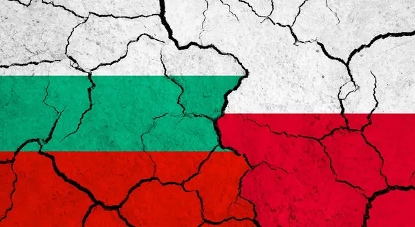 Vlaggen Van Bulgarije Polen Gebarsten Oppervlak Politiek Relatieconcept — Stockfoto