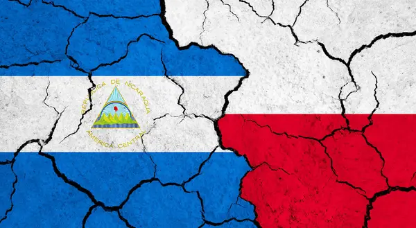 Bandiere Del Nicaragua Della Polonia Sulla Superficie Incrinata Politica Concetto — Foto Stock