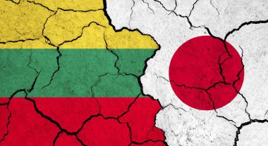 Kırık yüzey üzerinde Litvanya ve Japonya bayrakları - politika, ilişki konsepti