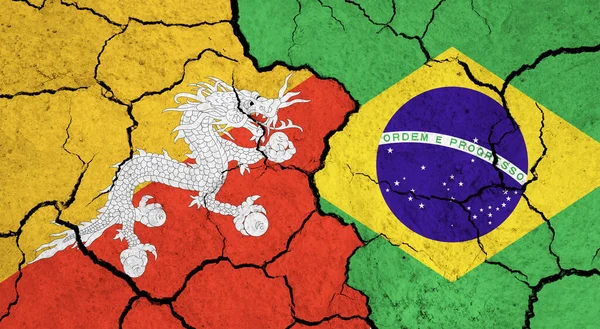 Bandeiras Butão Brasil Superfície Rachada Política Conceito Relacionamento — Fotografia de Stock