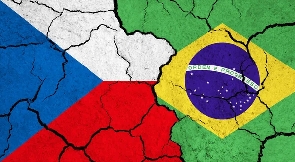 Bandeiras República Checa Brasil Superfície Rachada Política Conceito Relacionamento — Fotografia de Stock