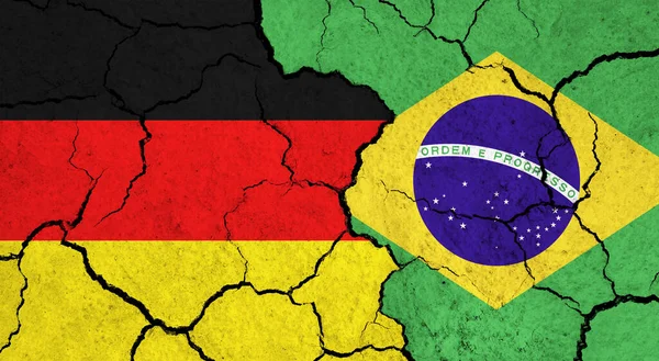 Bandeiras Alemanha Brasil Superfície Rachada Política Conceito Relacionamento — Fotografia de Stock