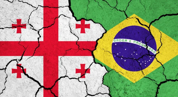 Bandeiras Geórgia Brasil Superfície Rachada Política Conceito Relacionamento — Fotografia de Stock