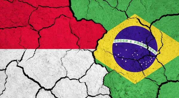 Bandeiras Indonésia Brasil Superfície Rachada Política Conceito Relacionamento — Fotografia de Stock