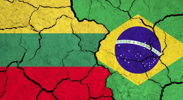 Bandeiras Lituânia Brasil Superfície Rachada Política Conceito Relacionamento — Fotografia de Stock
