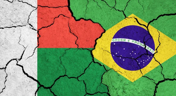 Bandeiras Madagascar Brasil Superfície Rachada Política Conceito Relacionamento — Fotografia de Stock