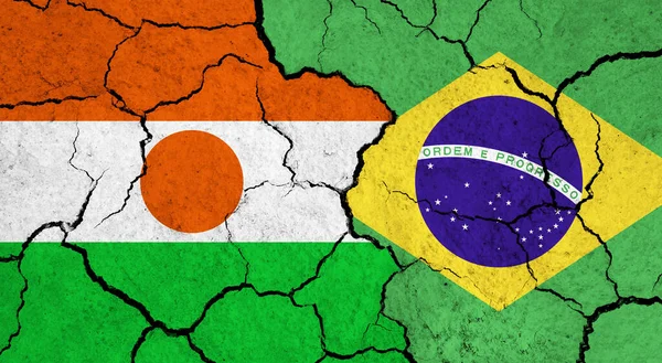Bandeiras Níger Brasil Superfície Rachada Política Conceito Relacionamento — Fotografia de Stock