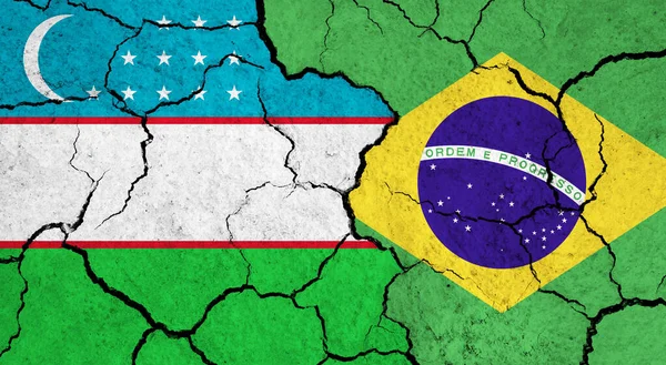 Bandeiras Uzbequistão Brasil Superfície Rachada Política Conceito Relacionamento — Fotografia de Stock