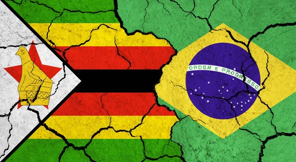 Bandeiras Zimbábue Brasil Superfície Rachada Política Conceito Relacionamento — Fotografia de Stock