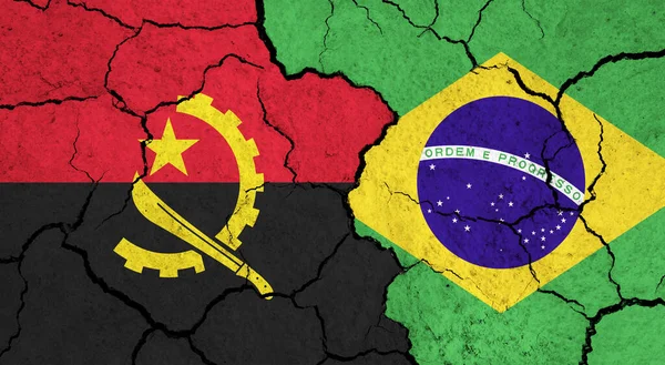 Bandeiras Angola Brasil Superfície Rachada Política Conceito Relacionamento — Fotografia de Stock